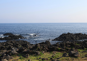 학동 흑진주 몽돌 해변의 전경